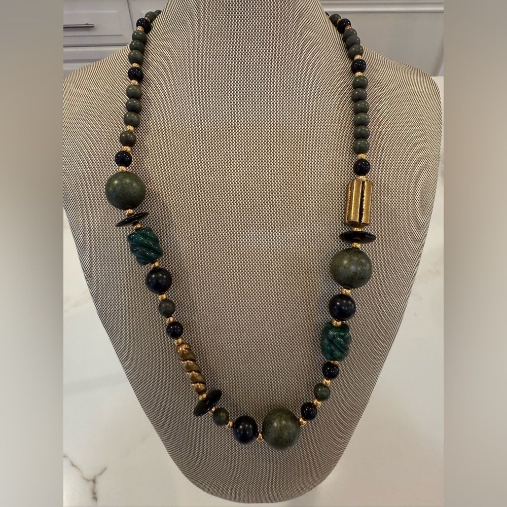 Elegant and Vitange Green and Gold Beaded Necklace